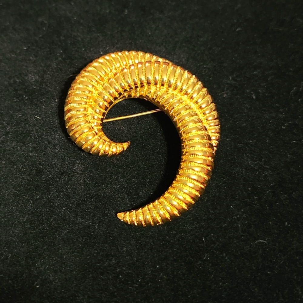 1950's MONET Ribbed Spiral Brooch Gold Tone